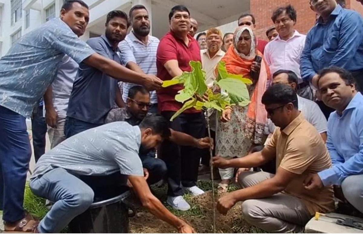 গাইবান্ধা জেনারেল হাসপাতালে ইসিজি মেশিন হস্তান্তর, বৃক্ষরোপণ কর্মসূচির উদ্বোধন